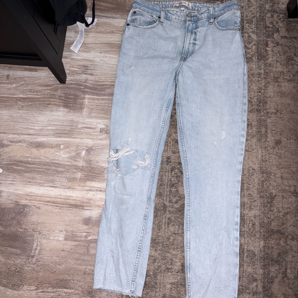 Abercrombie curve love light wash with classic hole in knee